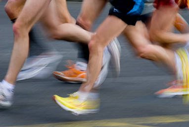 9239388-marathon-runners